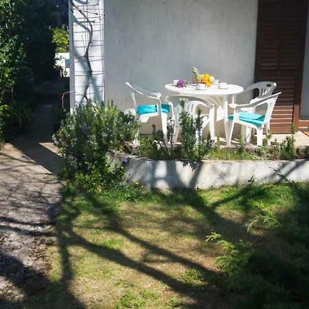 Leona Apartman